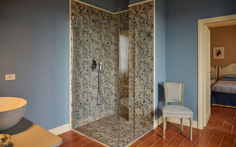 Villa Marliana: Væg, Gulvbelægning, Indretning, Sanitærarmatur, Etage, Brun, Vvs, Badeværelse, Flise, Glas