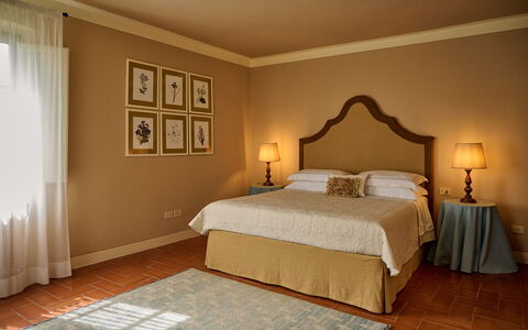 Villa Marliana: Møbel, Seng, Indretning, Soveværelse, Væg, Etage, Sengetøj, Gulvbelægning, Sengetøj, Værelse