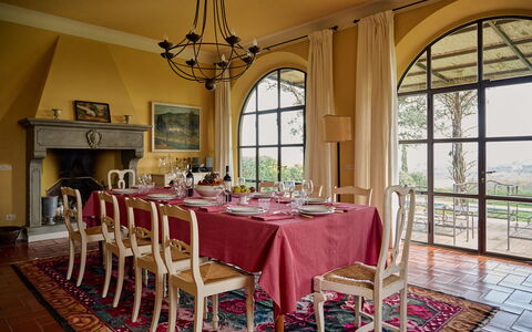 Villa Marliana: Møbel, Indretning, Stol, Bord, Spisestue, Køkken & Spisebord, Træ, Gulvbelægning, Loft, Værelse