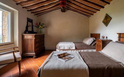 Monticchiello Apartment With Garden, Wifi, Pienza,: Møbel, Seng, Træ, Gulvbelægning, Soveværelse, Indretning, Etage, Hjem, Sengetøj, Sengetøj