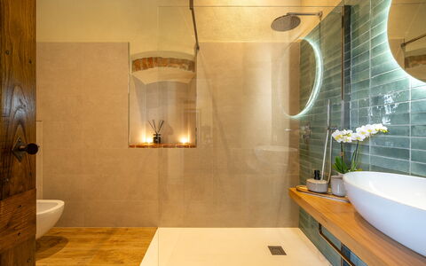 Monticchiello Apartment With Garden, Wifi, Pienza,: Indretning, Badeværelse, Gulvbelægning, Væg, Sanitærarmatur, Etage, Belysning, Spejl, Lysarmatur, Tap