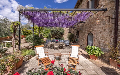 Monticchiello Apartment With Garden, Wifi, Pienza,: Blomst, Plante, Sky, Himmel, Møbel, Bygning, Vindue, Stol, Purple, Bord