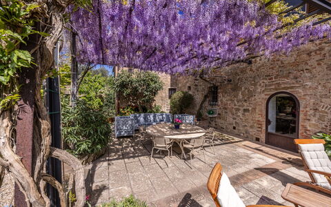 Monticchiello Apartment With Garden, Wifi, Pienza,: Plante, Møbel, Bygning, Blomst, Bord, Purple, Træ, Udendørs Møbler, Gadebelysning, Stol