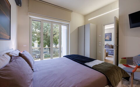 Betty Florence Charming Modern Apartment Near Piaz: Møbel, Ejendom, Bygning, Komfort, Azure, Træ, Textile, Bed Frame, Skygge, Indretning