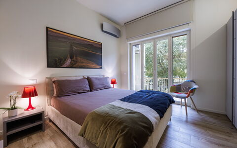 Betty Florence Charming Modern Apartment Near Piaz: Møbel, Ejendom, Komfort, Billedramme, Træ, Indretning, Lampe, Skygge, Etage, Pude