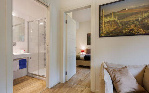 Betty Florence Charming Modern Apartment Near Piaz: Spejl, Ejendom, Møbel, Bygning, Badeværelsesskab, Træ, Badeværelse, Komfort, Sanitærarmatur, Indretning