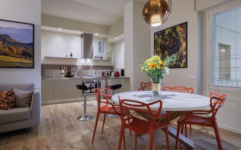 Betty Florence Charming Modern Apartment Near Piaz: Bord, Møbel, Ejendom, Billedramme, Vindue, Stol, Træ, Indretning, Belysning, Orange