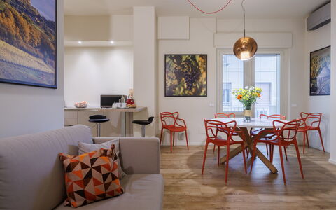 Betty Florence Charming Modern Apartment Near Piaz: Bord, Billedramme, Møbel, Ejendom, Vindue, Couch, Træ, Indretning, Orange, Gulvbelægning