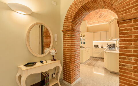 Charming Apartment Cartoni - Città Della Pieve, Um: Spejl, Møbel, Ejendom, Bygning, Indretning, Bord, Gulvbelægning, Etage, Træ, Mursten