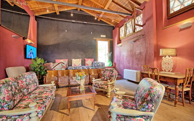 Teatro: Møbel, Couch, Billedramme, Bord, Træ, Indretning, Stol, Arkitektur, Stue, Studio Couch