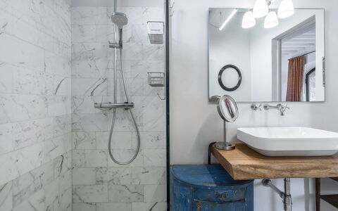 Lina - Podere Ribatti - Casole D'elsa, Toscana: Spejl, Tap, Sanitærarmatur, Håndvask, Ejendom, Badeværelse, Badeværelsesvask, Brusehoved, Indretning