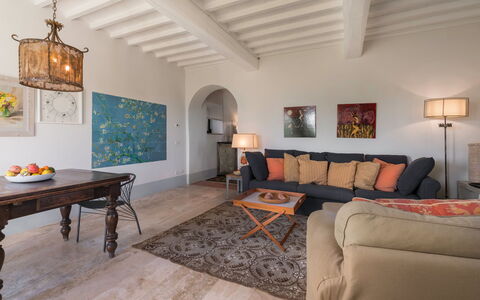 Lina - Podere Ribatti - Casole D'elsa, Toscana: Bord, Billedramme, Møbel, Træ, Belysning, Bygning, Indretning, Arkitektur, Gulvbelægning, Etage