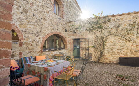 Alice - Podere Ribatti - Casole D'elsa, Toscana: Bord, Ejendom, Himmel, Møbel, Vindue, Bygning, Stol, Indretning, Plante, Udendørs Bord