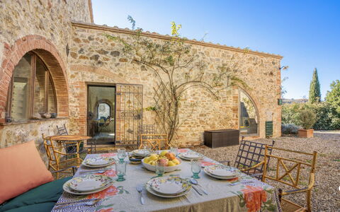 Alice - Podere Ribatti - Casole D'elsa, Toscana: Bord, Himmel, Bordservice, Ejendom, Møbel, Tallerkner, Plante, Azure, Plade, Dug