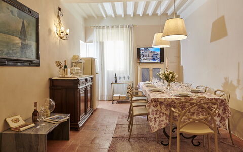 Casa Ada e Sabo: Bord, Ejendom, Billedramme, Møbel, Træ, Stol, Belysning, Indretning, Bygning, Stue