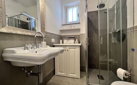 Casa Ada e Sabo: Spejl, Tap, Sanitærarmatur, Håndvask, Badeværelsesvask, Ejendom, Badeværelse, Purple, Bygning, Indretning