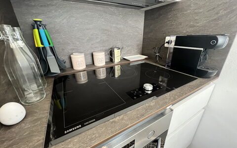 Casa Ada e Sabo: Cabinetry, Ejendom, Countertop, Tap, Indretning, Køkken, Reoler, Gulvbelægning, Gas, Skuffe