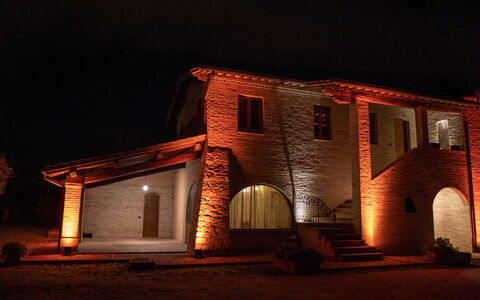 Villa Assisi: Ejendom, Vindue, Plante, Bygning, Himmel, Hus, Dør, Facade, Midnat