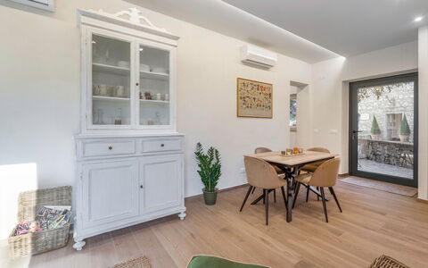 Il Nespolo Charming Apartment Fonterutoli - Siena,: Billedramme, Ejendom, Møbel, Træ, Plante, Bygning, Indretning, Bord, Gulvbelægning, Stueplante