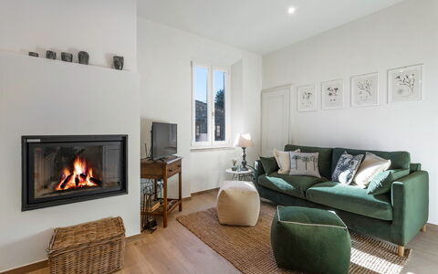 Il Nespolo Charming Apartment Fonterutoli - Siena,: Ejendom, Billedramme, Møbel, Couch, Komfort, Træ, Indretning, Stue, Etage, Gulvbelægning