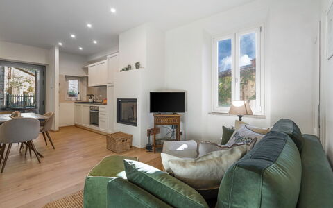 Il Nespolo Charming Apartment Fonterutoli - Siena,: Bord, Møbel, Billedramme, Couch, Ejendom, Indretning, Bygning, Træ, Komfort, Belysning