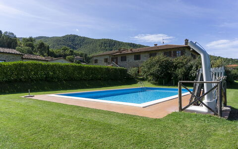 Villa Niccone: Himmel, Plante, Sky, Bygning, Træ, Svømmepøl, Skygge, Græs, Rektangel, Fritid