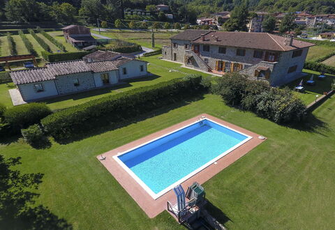 Villa Niccone: Bygning, Ejendom, Plante, Land Lot, Svømmepøl, Vindue, Arkitektur, Urban Design, Vegetationen, Græs