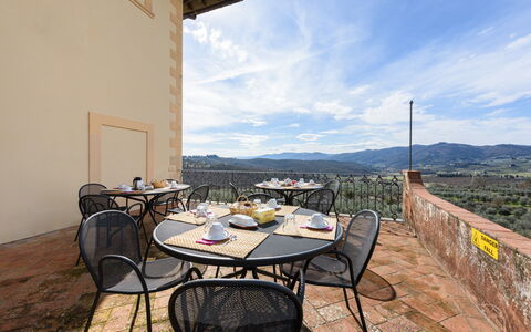 Villa Badiuzza: Bord, Sky, Himmel, Møbel, Ejendom, Bygning, Stol, Træ, Udendørs Bord, Udendørs Møbler