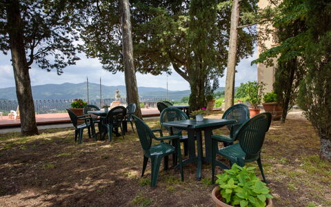 Villa Badiuzza: Plante, Møbel, Bord, Stol, Himmel, Træ, Skygge, Udendørs Møbler, Udendørs Bord, Træ