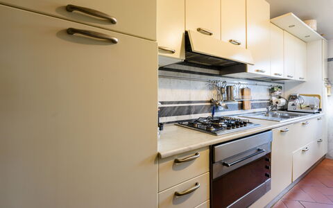 Residenza Del Desco: Cabinetry, Countertop, Køkken Apparat, Komfur, Gaskomfur, Køkken, Skuffe, Træ, Komfur, Husholdningsapparat