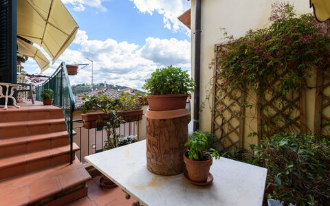 Residenza Del Desco: Plante, Ejendom, Blomsterkrukke, Bygning, Himmel, Stueplante, Sky, Træ, Skygge, Græs