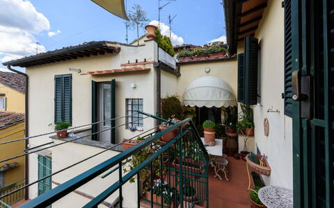 Residenza Del Desco: Plante, Himmel, Vindue, Bygning, Azure, Blomsterkrukke, Sky, Træ, Stueplante, Kvarter