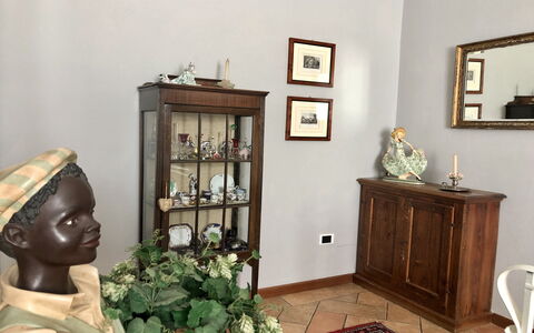 Villa Carsuga: Billedramme, Ejendom, Cabinetry, Indretning, Træ, Plante, Blomst, Gulvbelægning, Skuffe, Bygning