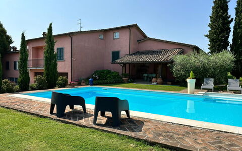 Villa Carsuga: Plante, Himmel, Ejendom, Vand, Bygning, Azure, Træ, Skygge, Udendørs Møbler, Svømmepøl