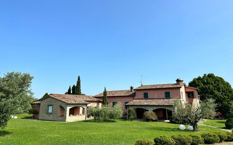 Villa Carsuga: Himmel, Plante, Vindue, Træ, Bygning, Naturlige Landskab, Land Lot, Græs, Sommerhus, Hus