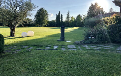 Villa Carsuga: Plante, Himmel, Ejendom, Træ, Naturlige Landskab, Botanik, Land Lot, Græs, Biome, Vedplante