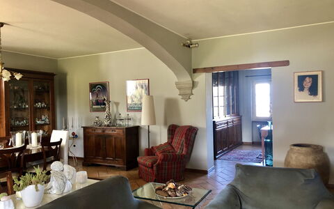 Villa Carsuga: Møbel, Billedramme, Couch, Bord, Træ, Belysning, Indretning, Stol, Etage, Stue