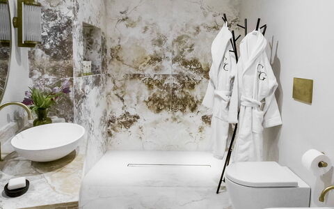 Villa Della Regina: Sanitærarmatur, Plante, Badeværelse, Bygning, Tap, Etage, Gulvbelægning, Vvs, Hus, Toilet