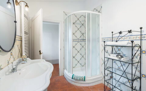 Orcia Panoramic View With Pool: Spejl, Sanitærarmatur, Tap, Møbel, Badekar, Brusehoved, Bygning, Badeværelse, Indretning, Bruser