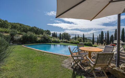 Orcia Panoramic View With Pool: Vand, Plante, Himmel, Møbel, Sky, Svømmepøl, Paraply, Stol, Azure, Udendørs Møbler