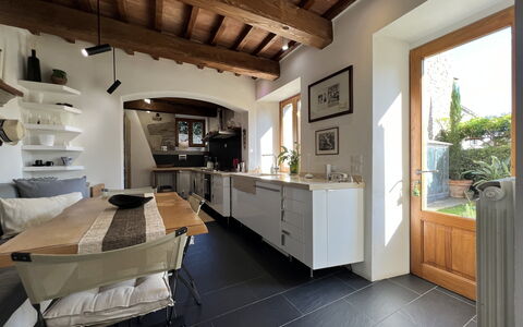 The Architects House: Cabinetry, Countertop, Blomsterkrukke, Plante, Bygning, Bord, Køkken, Stue, Træ, Indretning