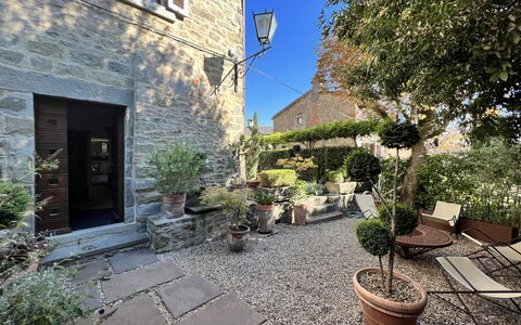 The Architects House: Plante, Bygning, Vindue, Blomsterkrukke, Vejbelægning, Himmel, Stueplante, Boligområde, Gulvbelægning, Ejendom