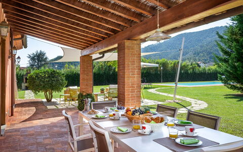 Le Vigne 4: Bord, Plante, Møbel, Bordservice, Ejendom, Blomsterkrukke, Stol, Skygge, Indretning, Udendørs Møbler