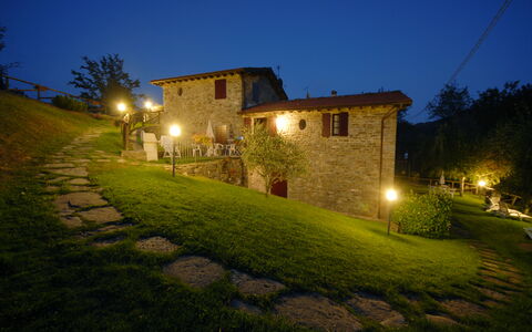 La Vecchia Fornace La Piastra Apartments - Abetone: Sommerhus, Nat, Estate, Backyard, Landscaping, Have, Lawn, Gård, Stuehus, Landsby