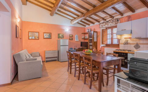 La Vecchia Fornace La Piastra Apartments - Abetone: Bord, Cabinetry, Træ, Indretning, Etage, Billedramme, Gulvbelægning, Køkken, Stue, Countertop