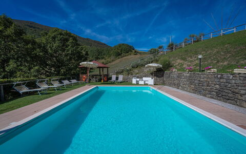 La Vecchia Fornace La Piastra Apartments - Abetone: Vand, Himmel, Sky, Plante, Svømmepøl, Blå, Azure, Bygning, Træ, Rektangel