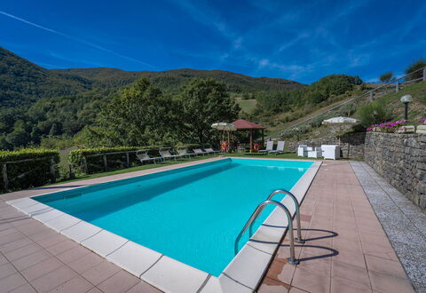 La Vecchia Fornace La Piastra Apartments - Abetone: Vand, Himmel, Bygning, Plante, Sky, Svømmepøl, Azure, Rektangel, Træ, Hus