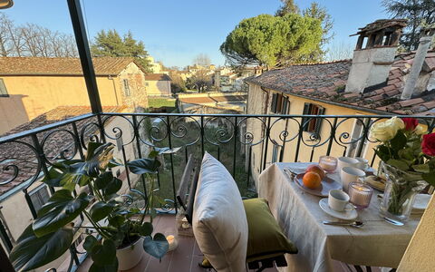 Casa Toto: Møbel, Stol, Altan, Udendørs Møbler, Udendørs Bord, Stueplante, Skygge, Gårdhave, Kaffebord, Lampe