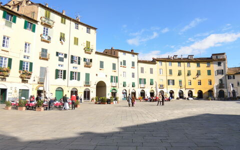 Casa Toto: Rådhusplads, Stad, City, Offentlige Rum, Menneskelig Bosættelse, Kvarter, Bygning, Plaza, Blandet Brug, Urban Design