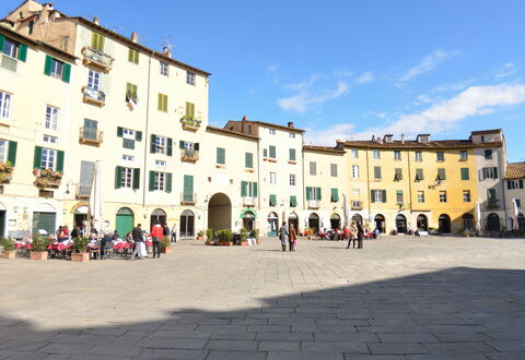 Casa Toto: Rådhusplads, Stad, City, Offentlige Rum, Menneskelig Bosættelse, Kvarter, Bygning, Plaza, Blandet Brug, Urban Design